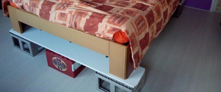 bed-op-klossen Klossen onder het bed